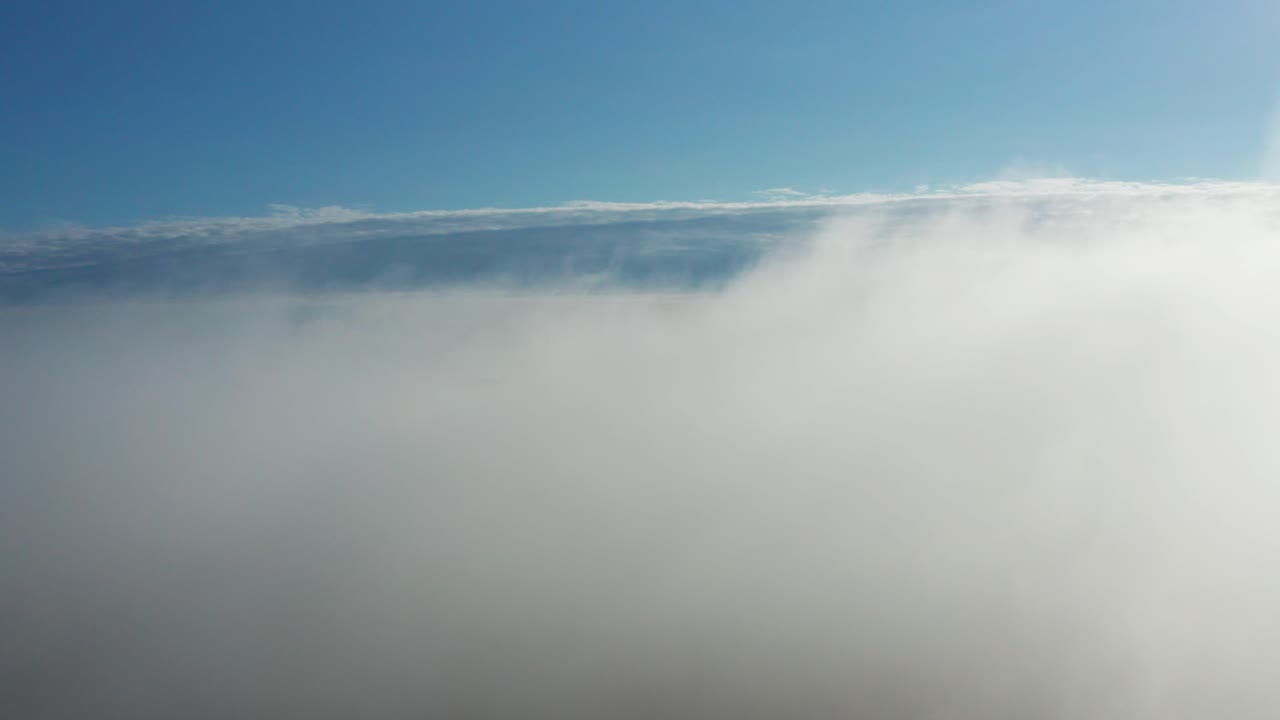 descenso aéreo lento a través de la densa capa de niebla matutina sobre la tierra, letonia