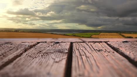 cubierta de madera con vistas a amplios campos abiertos