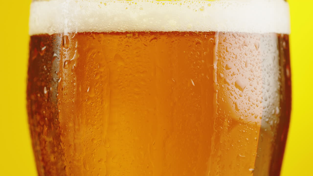 cerveza fría en un vaso