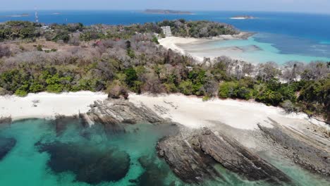 Panamá-En-Febrero-Tomas-De-Drones-De-La-Isla-Contadora-Con-Playas,-Arena,-Mar,-Cielos-Azules-Y-Momentos-Relajantes