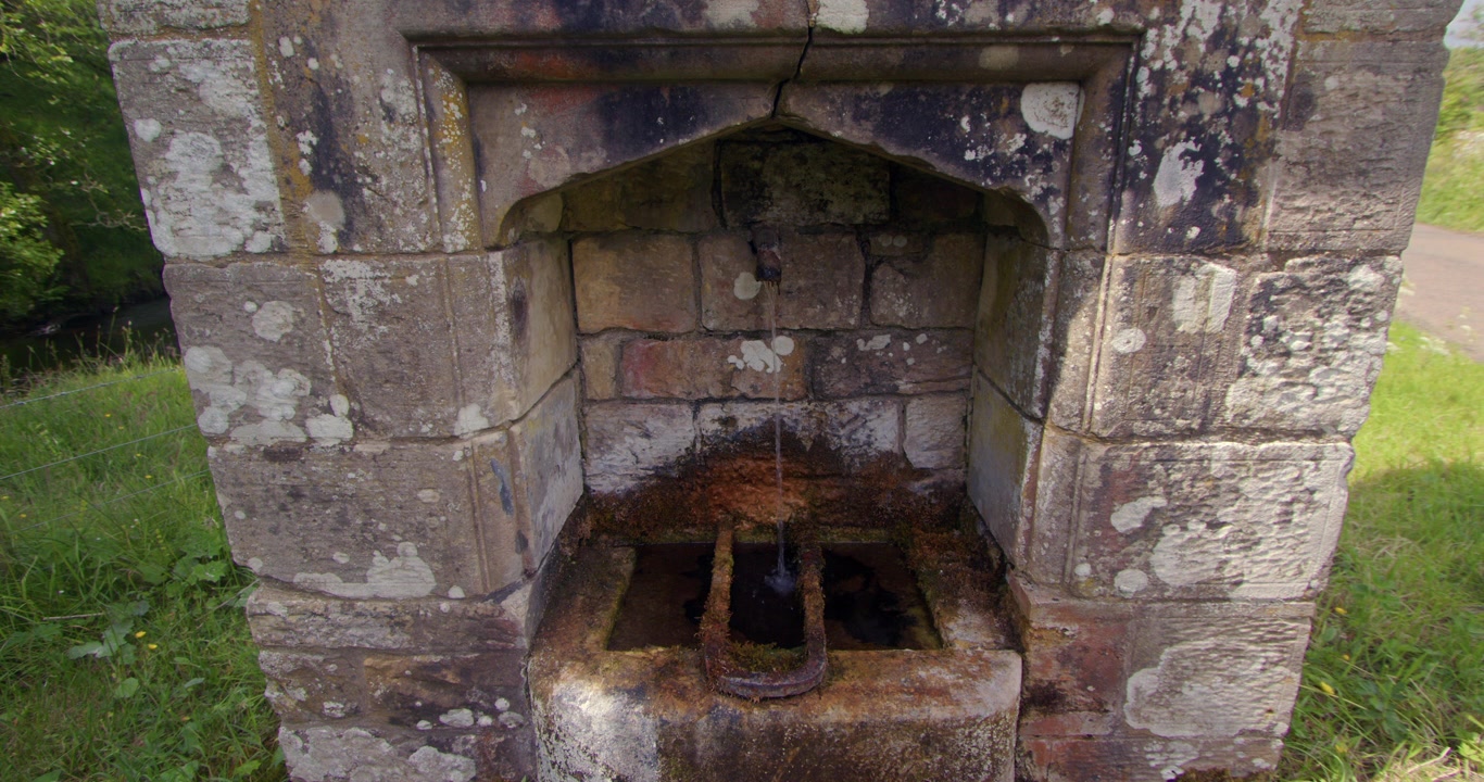 Plano médio da fonte de pedra do poço de St. Mungo em Holystone, Northumberland