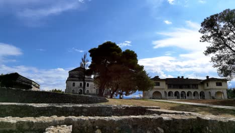 ciudad de ioannina su mezquita de coles en el movimiento de nubes de otoño, grecia