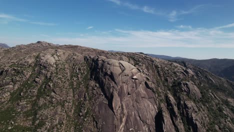 volando sobre las impresionantes rocas de la montaña