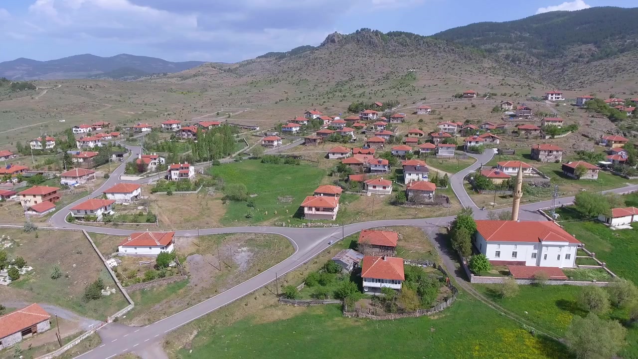 Flygfoto över en liten lantlig by i Turkiet