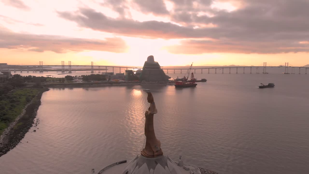 멋진 일출 앞에서 kun iam 동상과 마카오 과학 센터의 공중 촬영