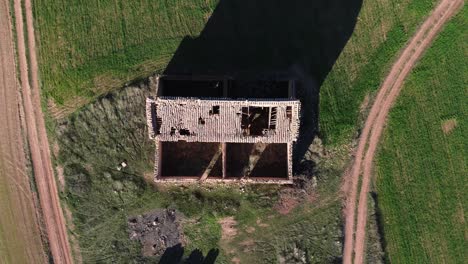 antigua arquitectura rural destruida y abandonada desde la vista de un avión no tripulado