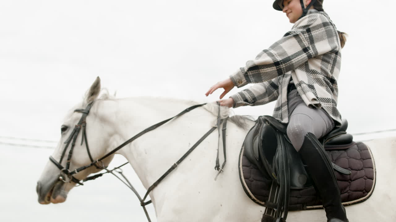 hermosa mujer bajando de un caballo