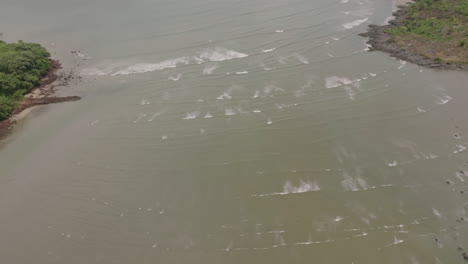 sobrevuelo aéreo lento de las olas del océano en una bahía frente a la costa de sierra leona, áfrica