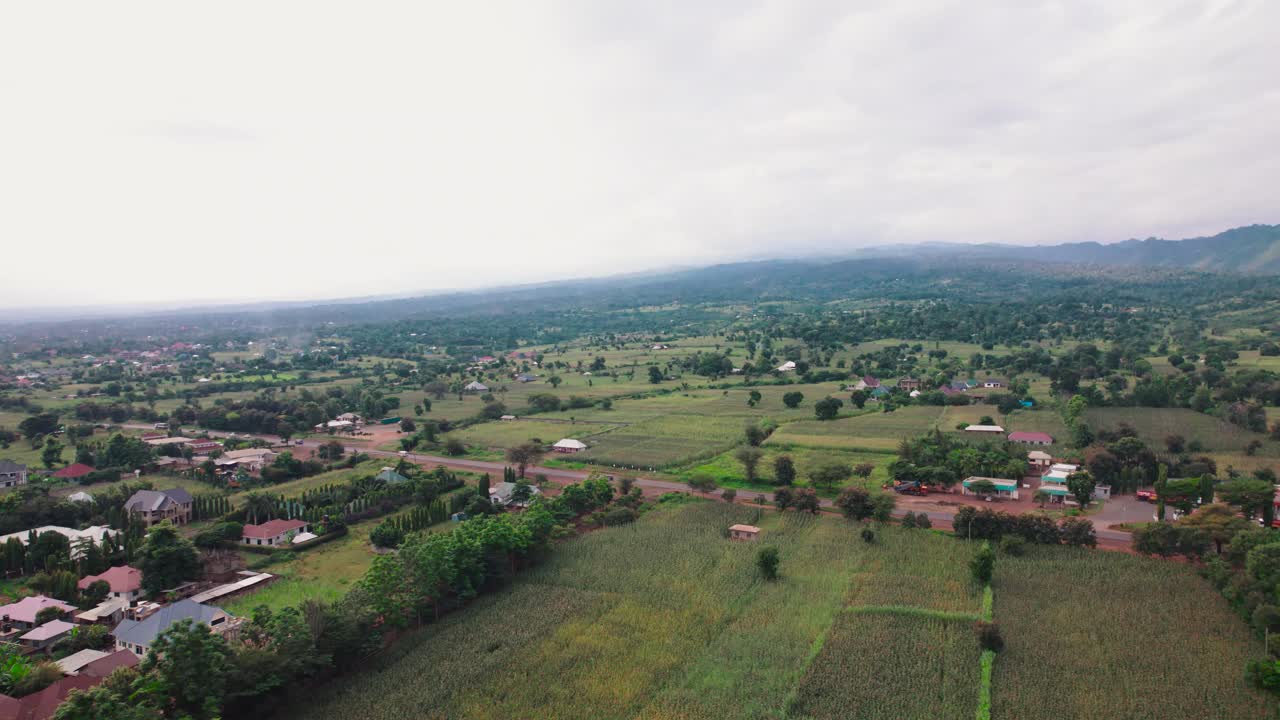 Landskab med farme og vej i Moshi by i Tanzania.