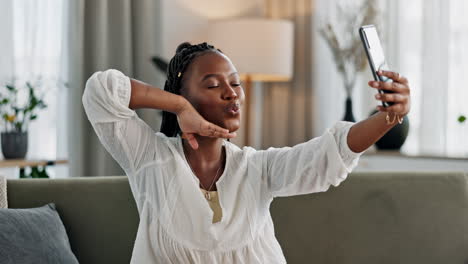 Sonrisa,-Selfie-Y-Mujer-Negra-Con-Signo-De-La-Paz