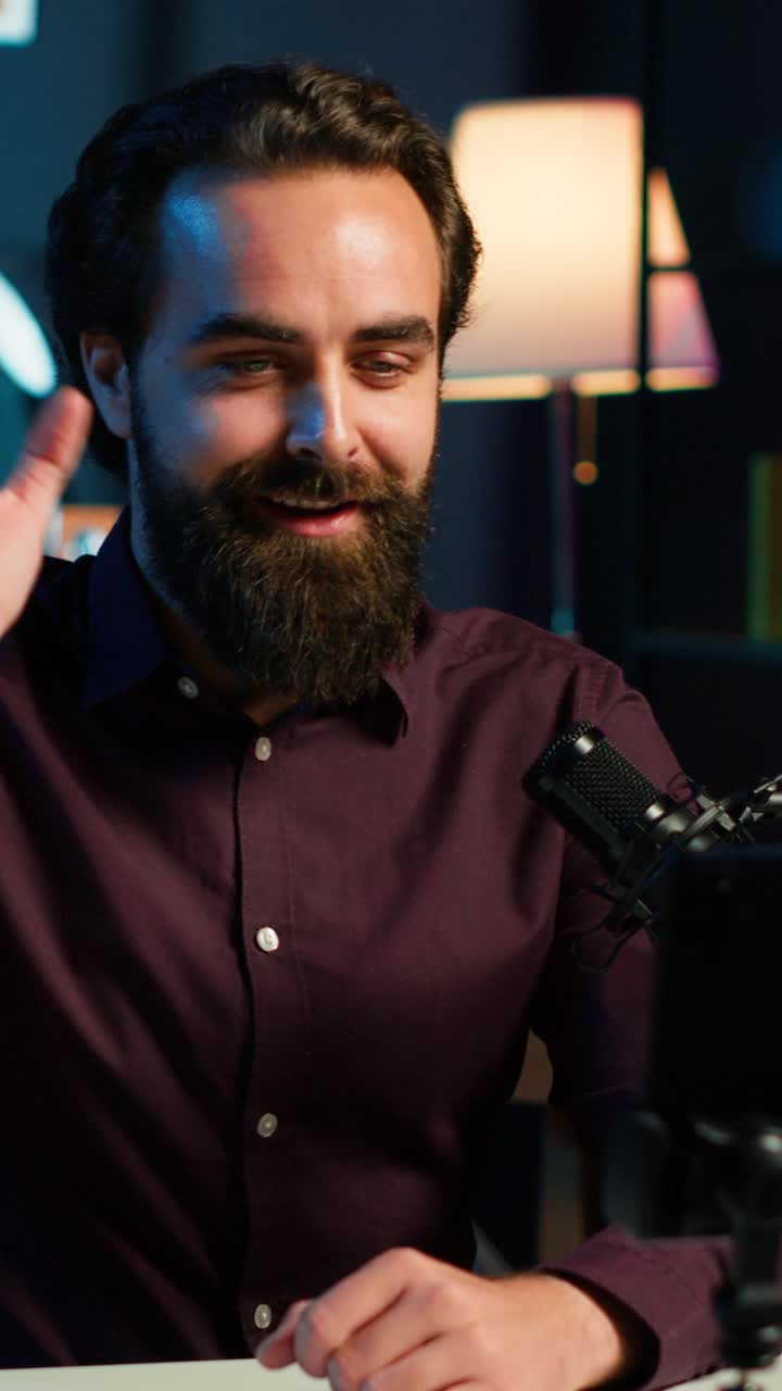 Creator di contenuti video verticali che modifica il microfono durante le riprese con il telefono