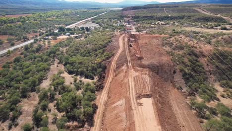 limpieza de la vegetación para abrir nuevas carreteras para vías ferroviarias