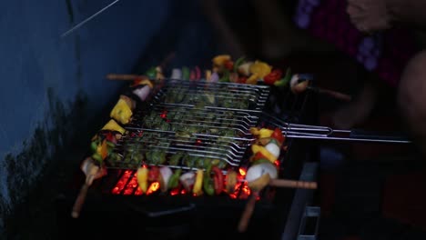 preparación casera de barbacoa de verduras. de mano, ángulo alto
