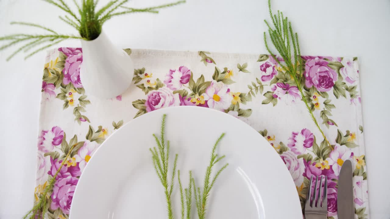 varios cubiertos en la mesa 4k