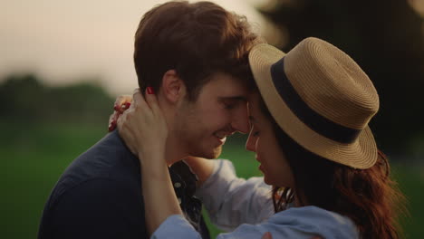 Un-Hombre-Y-Una-Mujer-Románticos-Pasan-Una-Cita-En-La-Pradera.-Pareja-Bailando-En-El-Campo