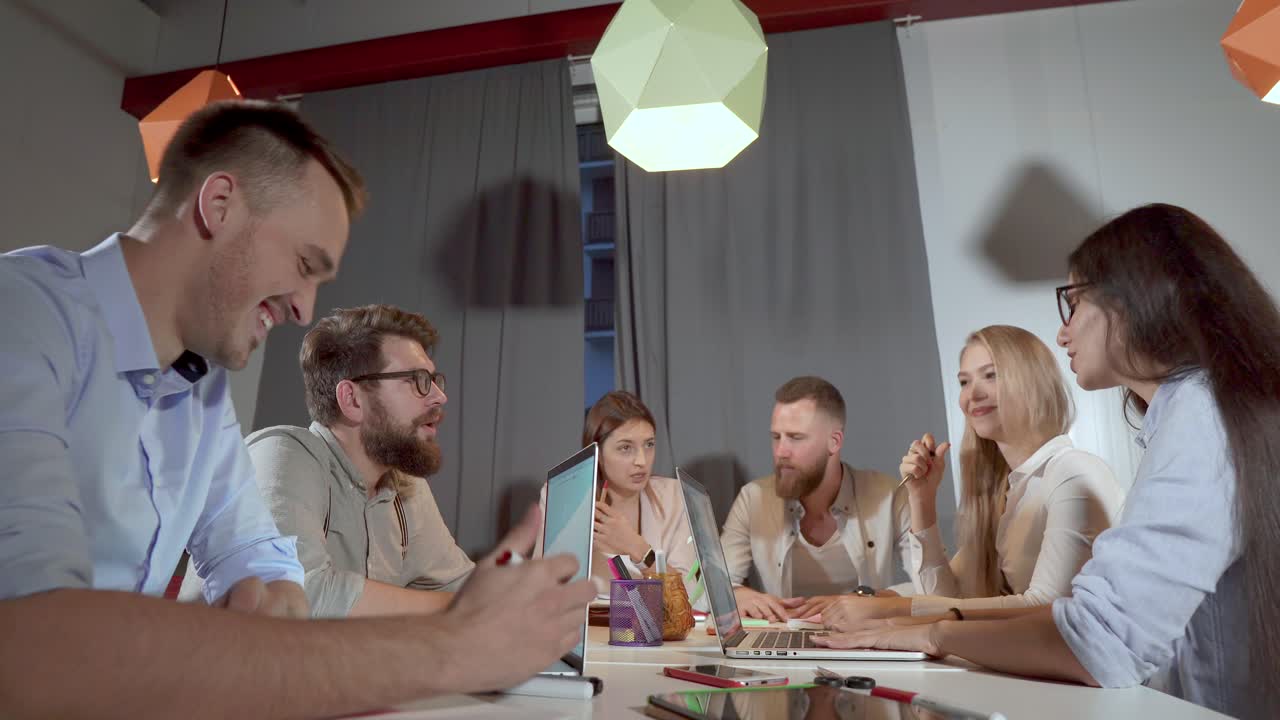 бизнес-командная встреча в современном офисе