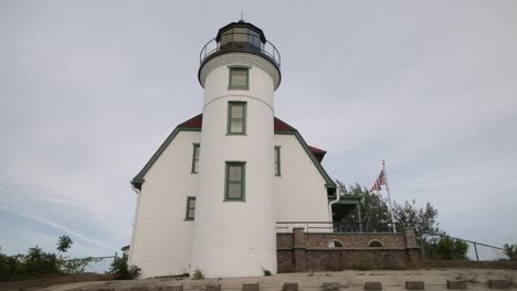 Punto-Histórico-Del-Faro-De-Betsie-En-Frankfort,-Michigan-A-Lo-Largo-Del-Lago-Michigan-Con-Video-De-Cardán-Panorámico-De-Izquierda-A-Derecha