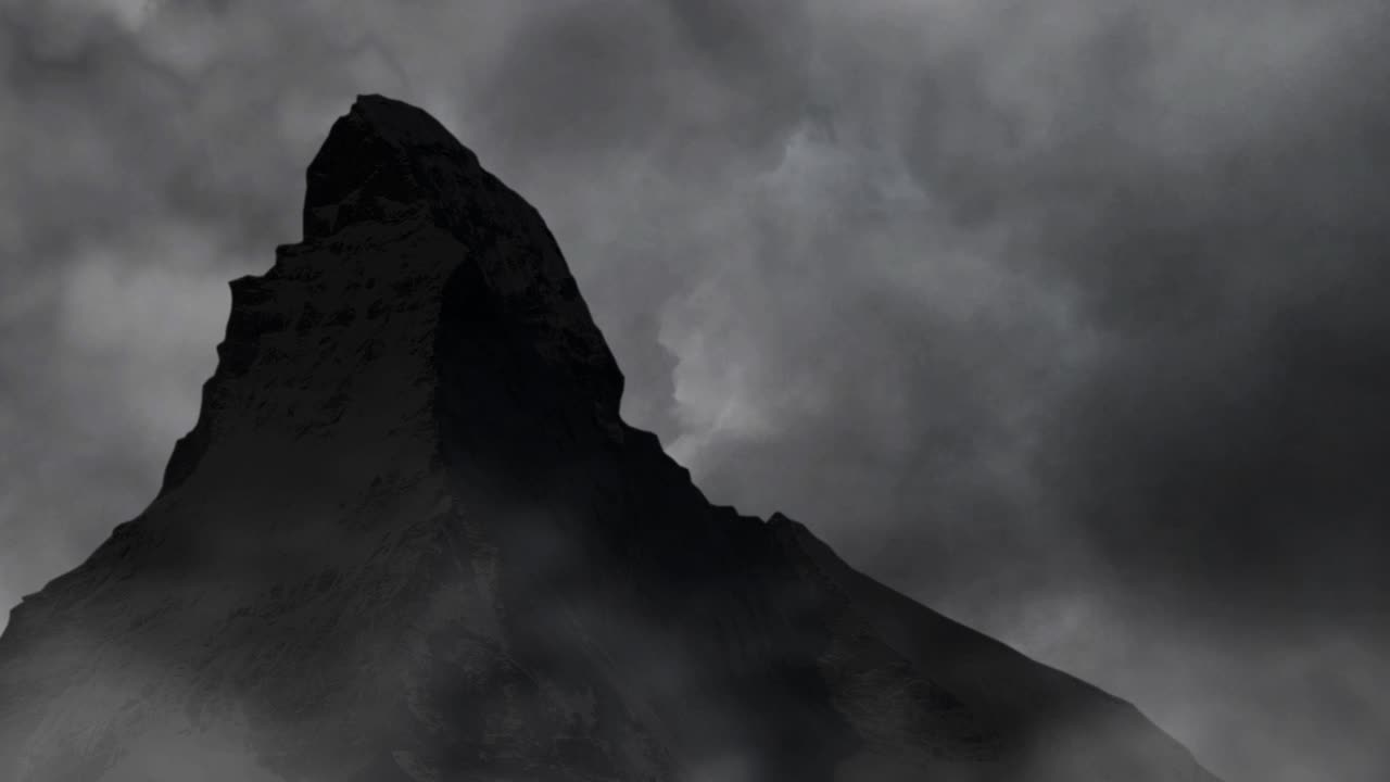 폭풍과 검은 구름의 배경으로 바위 언덕의 실루