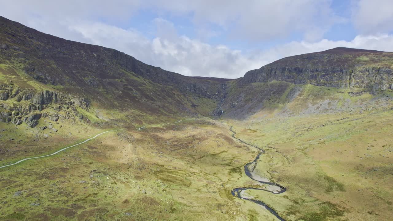 Riprese aeree con drone della maestosa Valle di Mahon, con le Cascate di Mahon all'inizio della valle e il fiume Mahon che scorre verso il mare. Montagne Comeragh, Waterford, Irlanda.