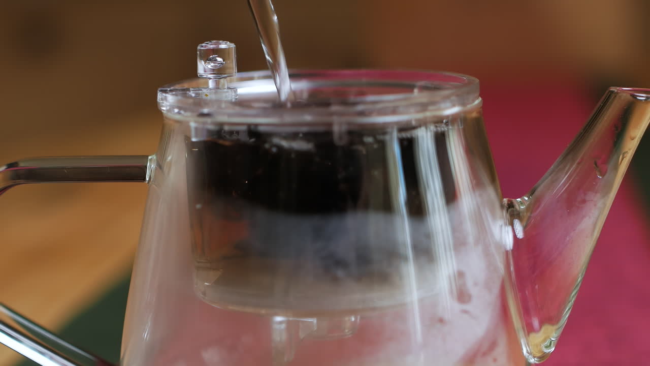 유리 차병 에 뜨거운 물 을 부어 넣는 것