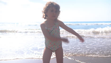 Pequeña-Niña-Bailando-En-El-Mar