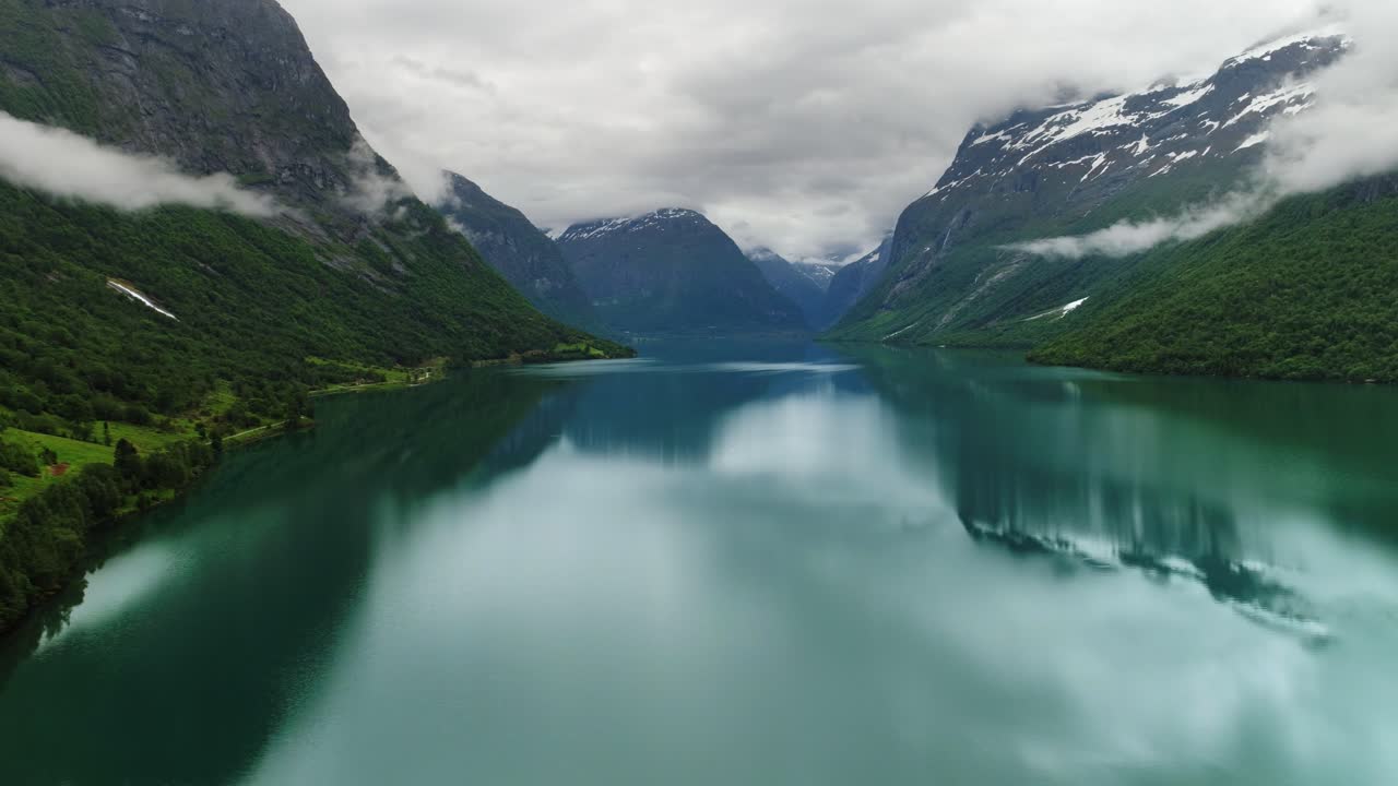 el lago lovatnet es una naturaleza hermosa de noruega.