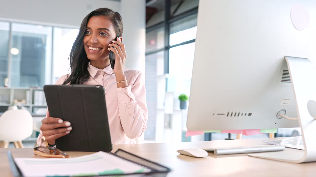 Professionista HR che parla al telefono con un tablet
