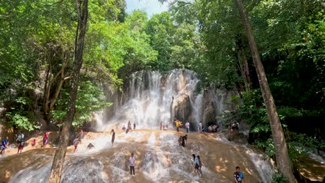 personas explorando y disfrutando de una cascada panorámica