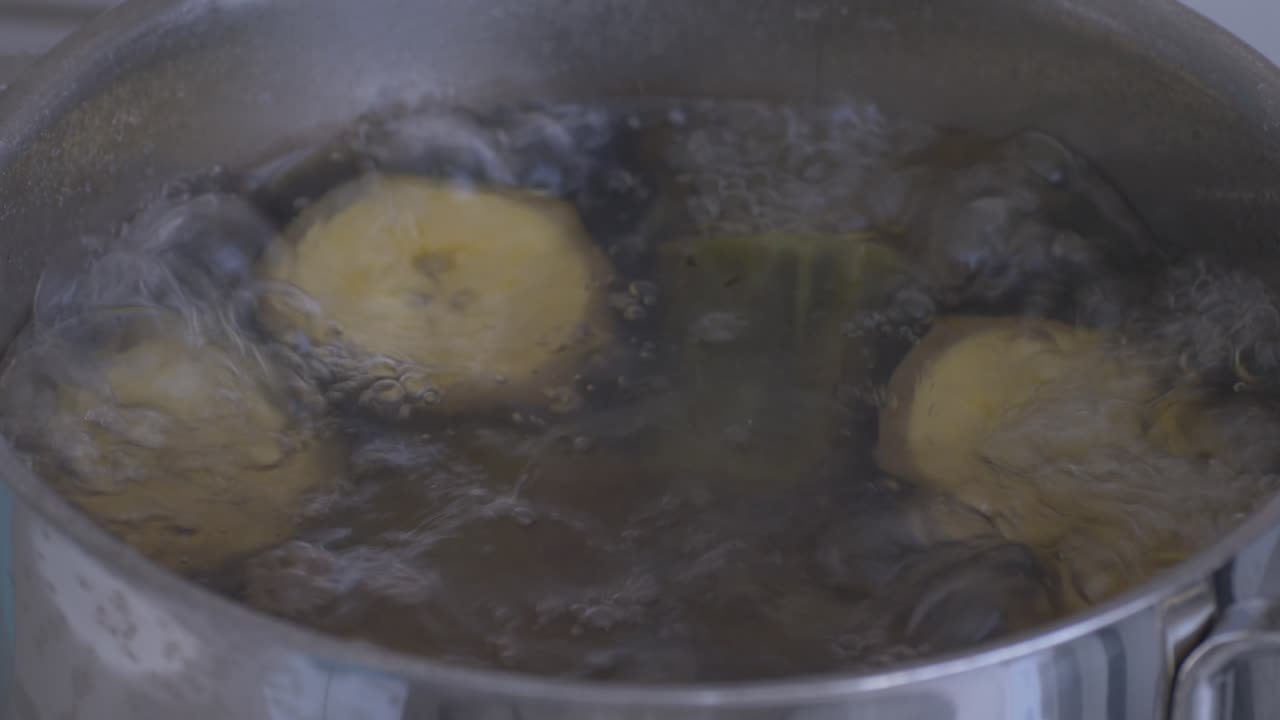 Boiling plantain banana to make banana puree, part 3