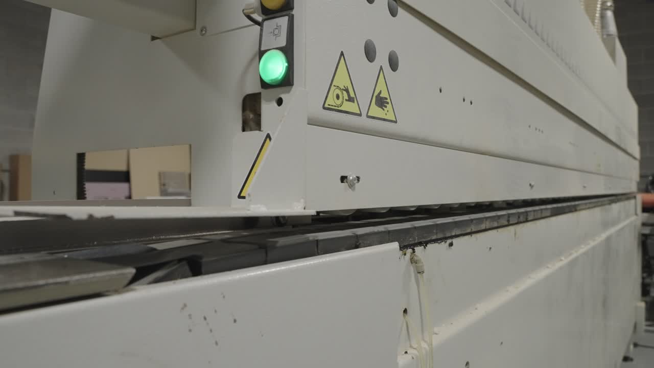 близко, промышленное массовое производство с помощью формователя и шлифовальной машины