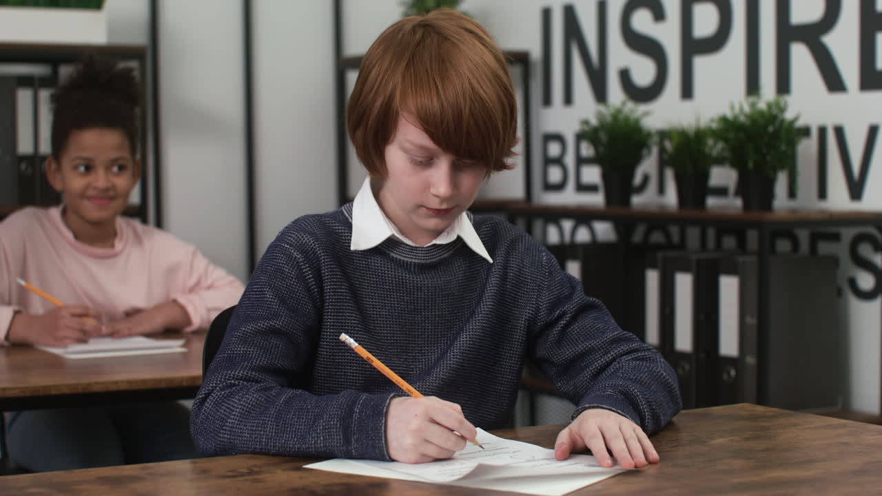 рыжеволосый ребенок в школе