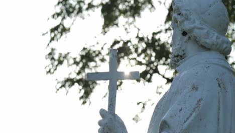 Eine-Statue-Des-Heiligen-Franziskus-Zavier,-Der-Im-Goldenen-Sonnenlicht-Von-Der-Seite-Predigt