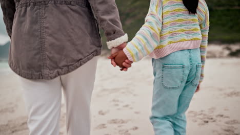 Rücken,-Strand-Und-Ein-Elternteil,-Der-Sich-An-Den-Händen-Hält