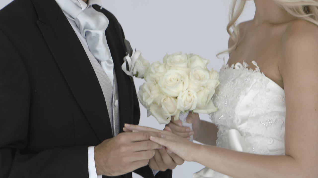 행복 한 신혼 신부 는 신부 의 손가락 에 결혼 반지 를 미끄러뜨린다