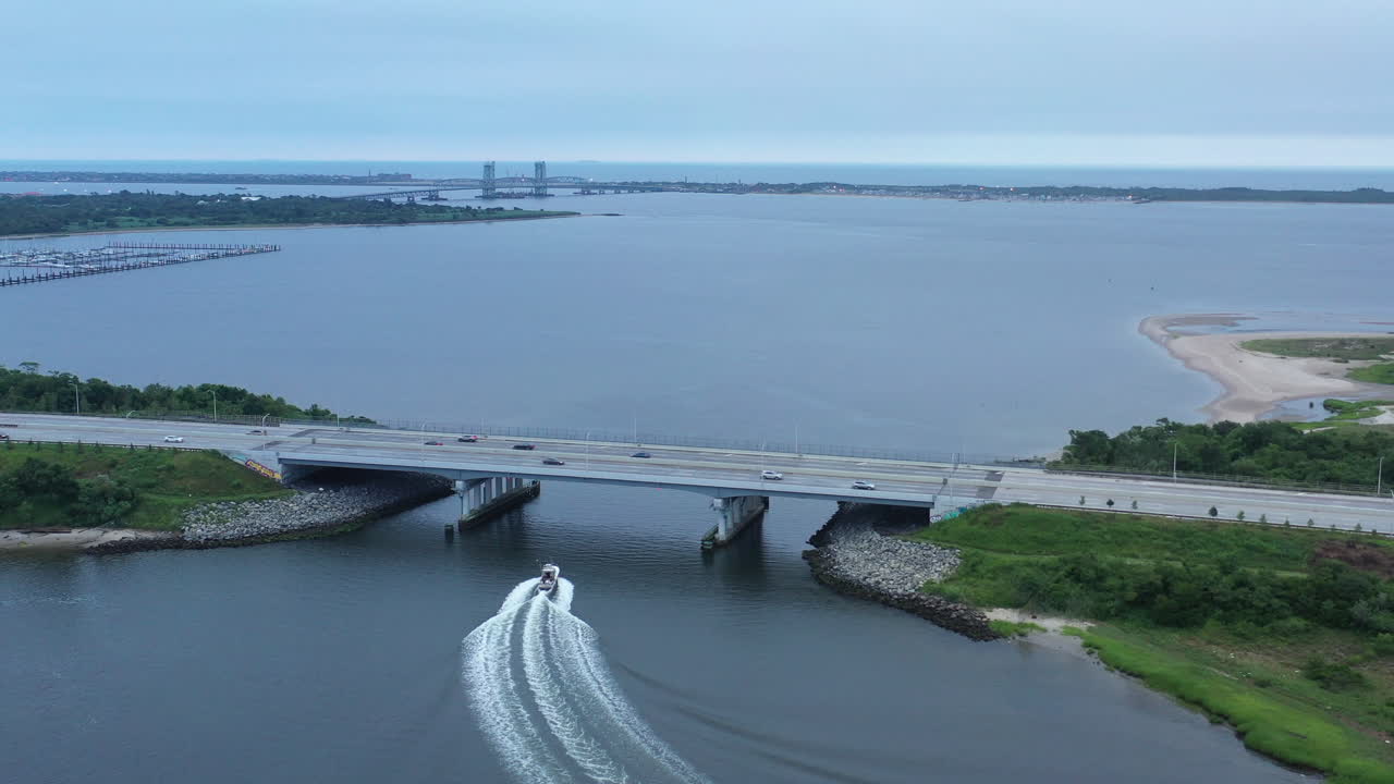 흐린 아침에 게릿센 크릭에서 과속하는 보트의 높은 각도 드론 샷