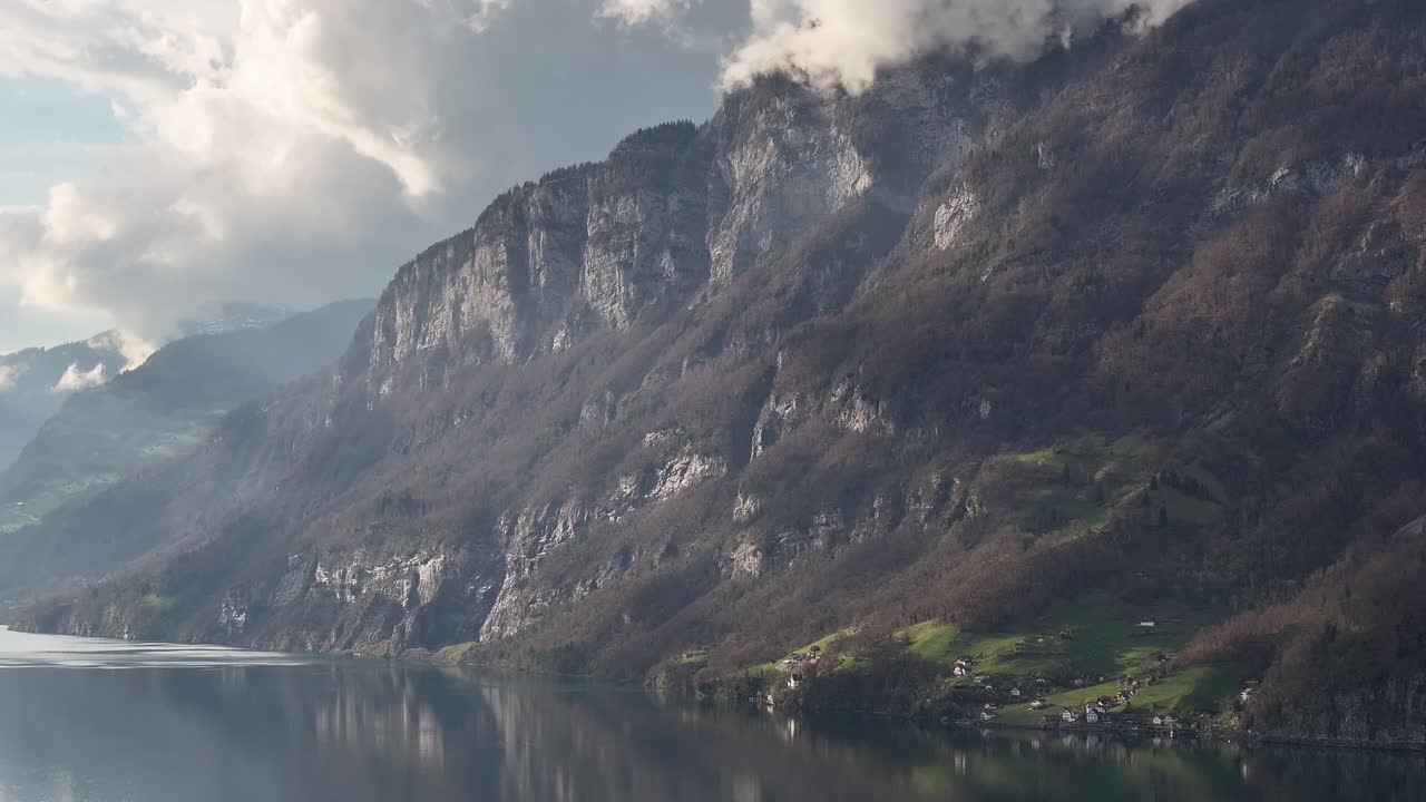amanecer alpino en el lago walen, suiza - aérea