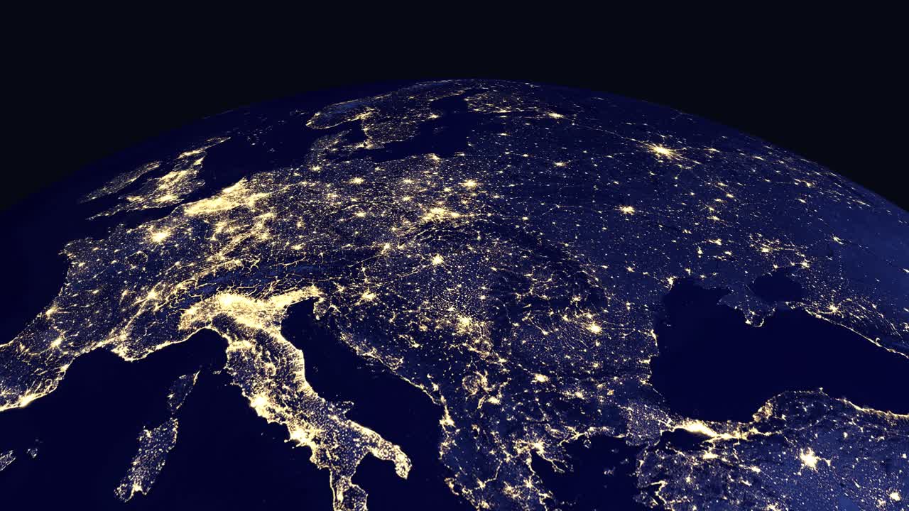 Animazione digitale zooma dallo spazio in una vista notturna dell'Europa con etichette luminose delle città.