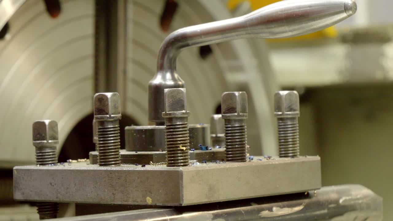 torno - montaje de un poste de herramienta con una herramienta de corte de metal