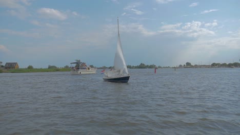 pasando por un velero abierto en cámara lenta en el agua