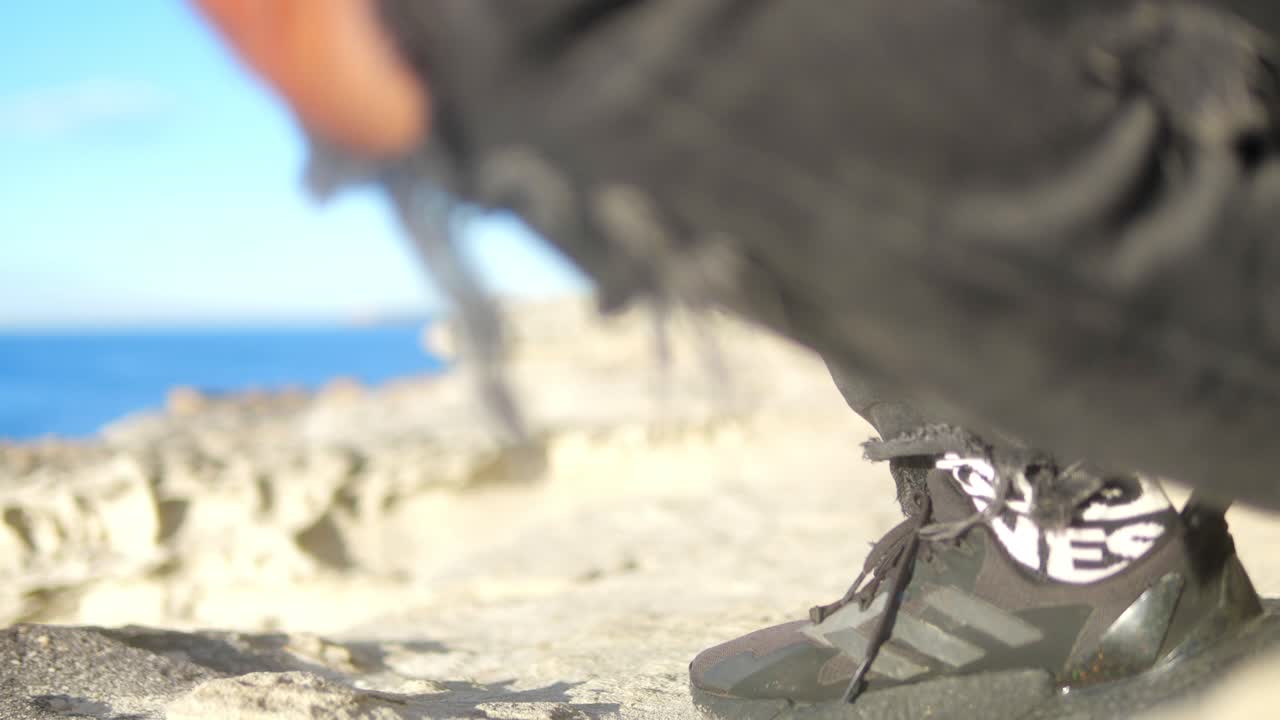 카메라 렌즈를 집어 들고 관광 사람의 초상화를 닫습니다