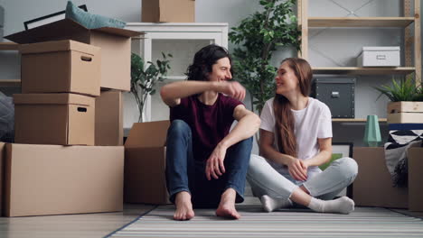 una pareja feliz se muda a un nuevo hogar.