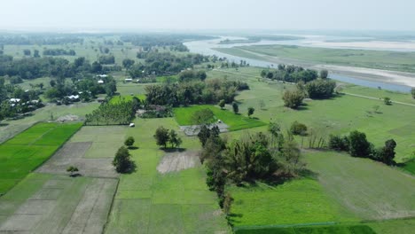 vista de avión no tripulado de la isla fluvial más grande de asia, la isla de majuli