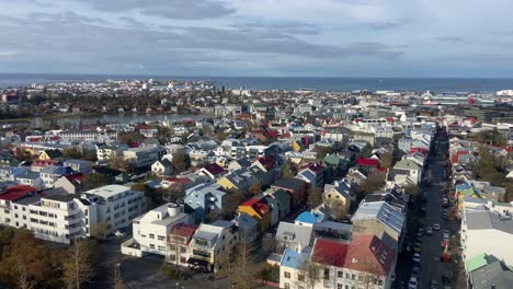 kolorowa stolica reykjavíku z kościoła hallgrímskirkja