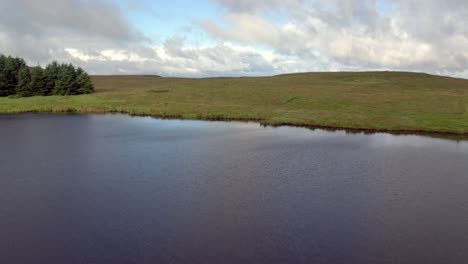 Montaña-Binevenagh-Cerca-De-La-Playa-Cuesta-Abajo-En-La-Ruta-Costera-De-La-Calzada-En-Irlanda-Del-Norte