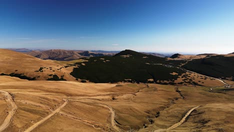 Vista-Aérea-De-Las-Montañas-Del-Valle-De-Prahova-Rumania-Con-Camino-Estrecho-Durante-El-Día-Claro-De-Verano