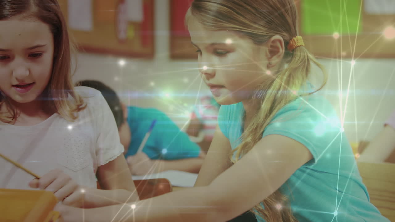 animación de una red brillante de conexiones que se mueven sobre los escolares que escriben en clase