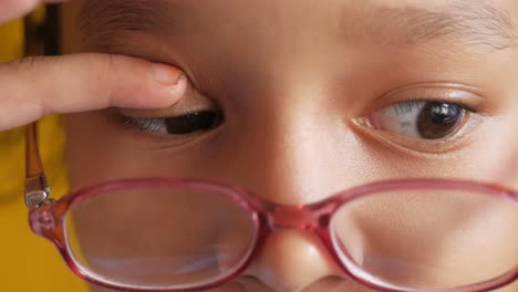 Niño-Con-Picazón-En-Los-Ojos-Con-Anteojos,