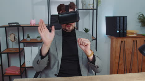 hombre de negocios que trabaja usando realidad virtual tecnología futurista vr aplicación casco casco en la oficina de casa