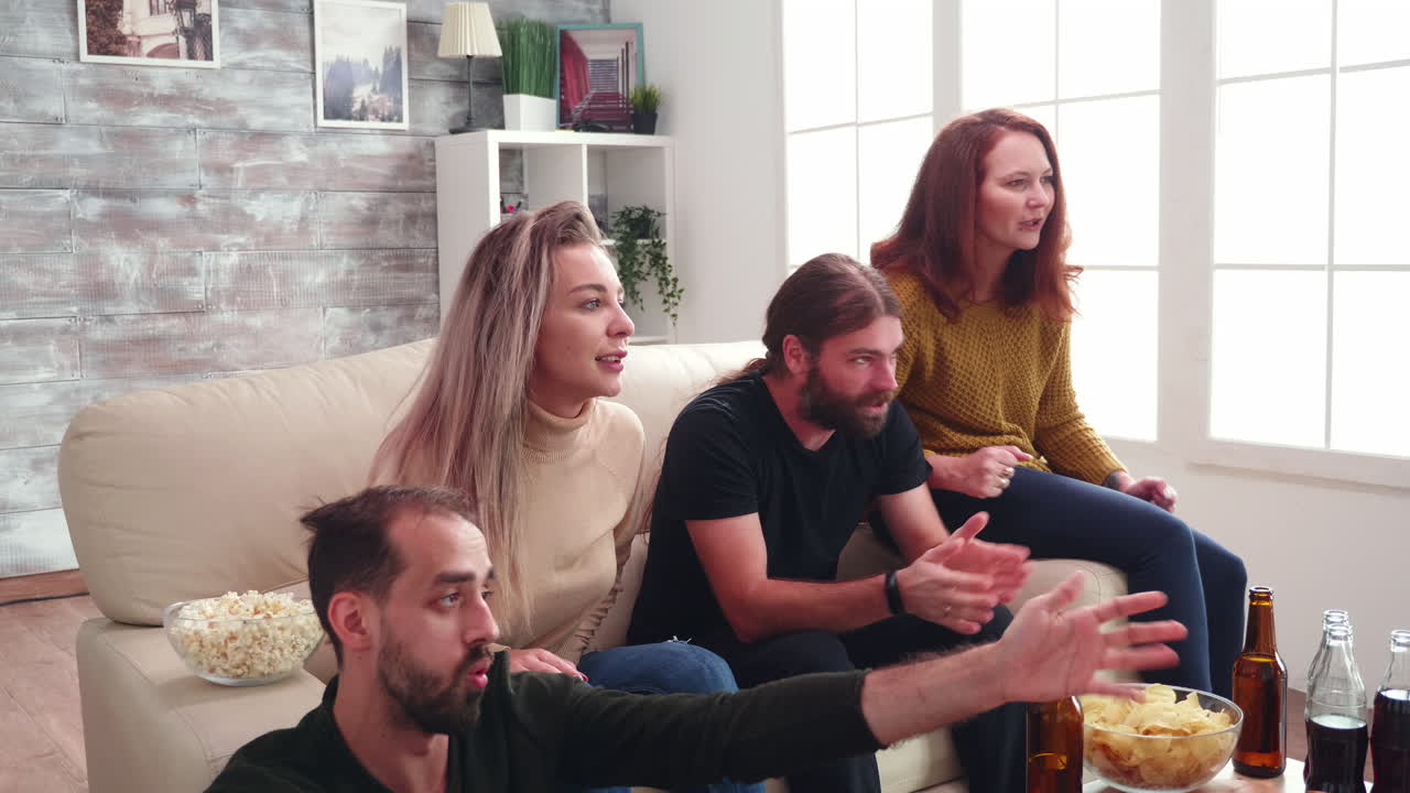 축구 경기를 보는 동안 박수를 치는 젊은 남자