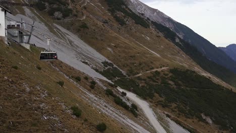 La-Góndola-Del-Teleférico-Nordkette-Desciende-Lentamente-Desde-La-Estación-De-Montaña-Hacia-El-Hambre-Y-La-Ciudad-De-Innsbruck